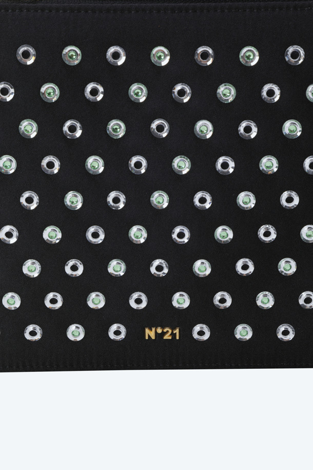 세련된 블랙 컬러의 Pochette 백입니다. 가죽 소재의 스몰 사이즈 토트 스타일 백으로, 핫픽스 장식이 돋보입니다. 데이트룩, 모임룩, 쇼핑룩 등 다양한 TPO에 활용 가능하며, 클래식, 미니멀, 시크 스타일을 연출하기 좋습니다. N21 Pre Collection 제품으로, 당신의 스타일을 더욱 돋보이게 해 줄 것입니다.
