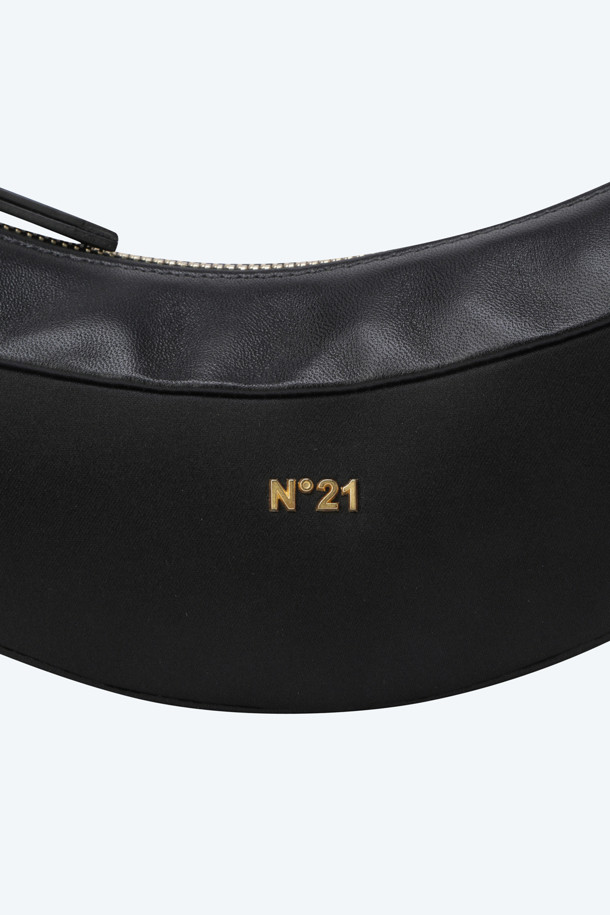 세련된 곡선 실루엣과 은은한 광택감이 돋보이는 블랙 스몰 바나나백입니다. 폴리에스터 소재로 제작되어 가볍고 내구성이 뛰어나며, 미니멀한 디자인이 특징입니다. 핸드백 스타일로 제작되어 손쉽게 들고 다닐 수 있으며, 일상생활은 물론 동네 마실룩, 쇼핑룩 등 다양한 TPO에 잘 어울립니다. 미니멀, 캐주얼, 시크한 스타일을 즐겨 입는 여성분들께 추천하는 아이템입니다. 휴대가 용이하여 실용성을 더했습니다.
