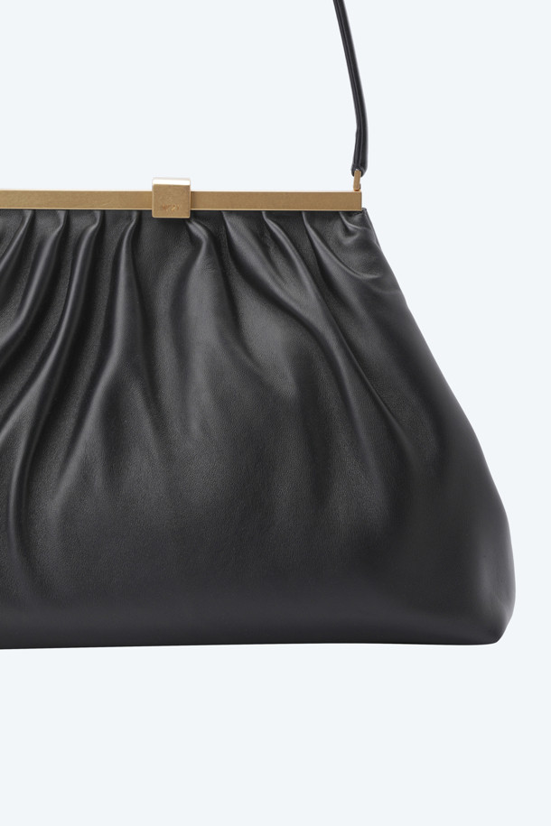 레더 Jeanne(잔느) 숄더백은 부드러운 촉감의 나파 가죽 소재로 제작된 여성용 숄더백입니다. 미디엄 사이즈의 블랙 컬러 무지 디자인으로, 클래식, 미니멀, 시크 스타일을 연출하기 좋습니다. 메탈 클로징과 주름 디테일이 돋보이며, 오피스룩, 모임룩, 소개팅룩 등 다양한 TPO에 활용할 수 있습니다. 프리미엄 가죽 소재와 클래식한 디자인으로 세련된 스타일을 완성해 보세요.
