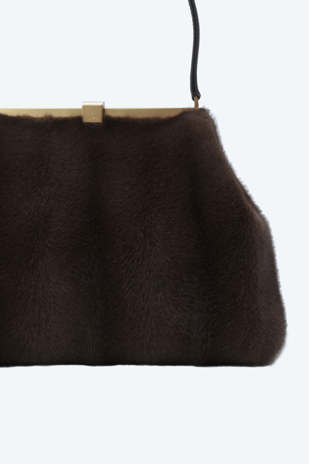 N21(엔투애니원) 인조 퍼 Jeanne(잔) 숄더백은 여성스러운 데이트룩과 모임룩을 완성하는 데 적합한 미디엄 사이즈의 숄더백입니다. 부드러운 에코퍼 소재와 브라운 컬러가 따뜻하고 포근한 분위기를 연출하며, 섬세한 메탈 클로징 디테일이 고급스러운 느낌을 더합니다. 클래식하면서도 미니멀한 스타일로, 부드러운 터치감과 포근한 볼륨감이 특징입니다. N21(엔투애니원)만의 세련된 감각이 돋보이는 숄더백으로, 다양한 룩에 포인트 아이템으로 활용하기 좋습니다.
