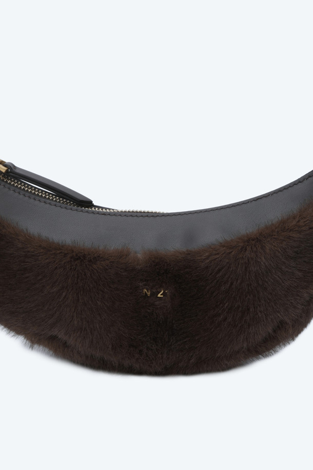 부드러운 에코퍼 소재의 "인조 퍼 Banana 백"입니다. 브라운과 펄 그레이 두 가지 색상으로 출시되어, 가을, 겨울철 데이트룩, 캐주얼, 미니멀, 클래식 스타일에 잘 어울립니다. 바나나형 디자인과 곡선 실루엣이 특징이며, 부드러운 촉감과 바디에 편안하게 밀착되는 착용감을 선사합니다. 무지 디자인에 퍼 장식이 더해져 포인트를 주며, 일상생활에서 활용하기 좋은 미디엄 사이즈의 가방입니다.
