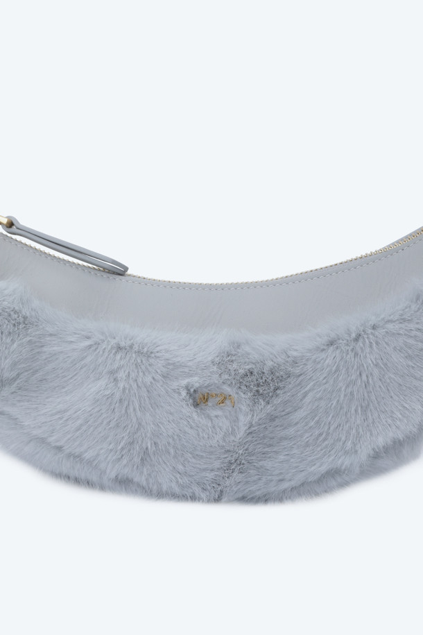 부드러운 에코퍼 소재와 바나나형 디자인이 돋보이는 여성용 인조 퍼 바나나 백입니다. 브라운과 펄그레이 두 가지 색상으로 출시되어, 어떤 스타일에도 매치하기 용이합니다. 곡선 실루엣과 몸에 감기는 디자인은 편안한 착용감을 선사하며, 부드러운 터치감과 따뜻한 느낌으로 포근함을 더합니다. 캐주얼, 미니멀, 클래식 스타일을 즐겨 입는 분들께 데이트룩, 모임룩, 산책룩 등 다양한 TPO에 활용 가능하며, 소지품을 안전하게 보관할 수 있습니다.
