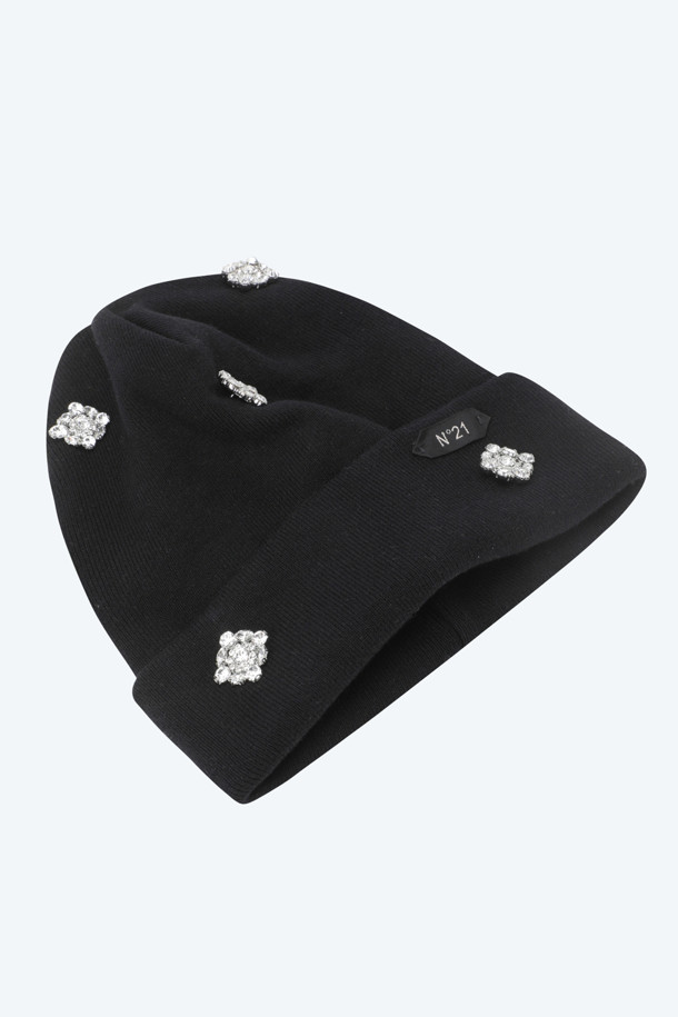 세련된 무드를 연출하는 주얼 디테일 비니입니다. 깊은 모자 깊이와 두꺼운 두께감으로 가을, 겨울철 따뜻하게 착용하기 좋습니다. 고급스러운 버진울 소재를 사용하여 부드러운 촉감을 선사합니다. 블랙 컬러의 무지 디자인에 주얼 장식을 더해 클래식, 미니멀, 캐주얼 등 다양한 스타일과 믹스매치하기 좋습니다. 출근룩과 연말 모임룩에 포인트를 더해보세요.
