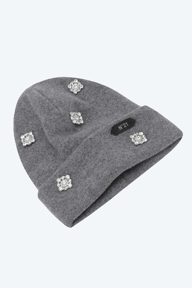 세련된 주얼 장식이 돋보이는 블랙 비니입니다. 버진울 소재로 제작되어 부드러운 촉감과 뛰어난 보온성을 자랑하며, 깊은 모자 깊이로 포근하게 착용할 수 있습니다. 가을, 겨울 시즌에 어울리는 두꺼운 두께감으로 따뜻함을 더하며, N21 프리 컬렉션 디자인으로 고급스러움을 더했습니다. 클래식, 미니멀, 캐주얼 스타일 모두 소화 가능하며, 출근룩과 모임룩에 포인트를 줄 수 있습니다.
