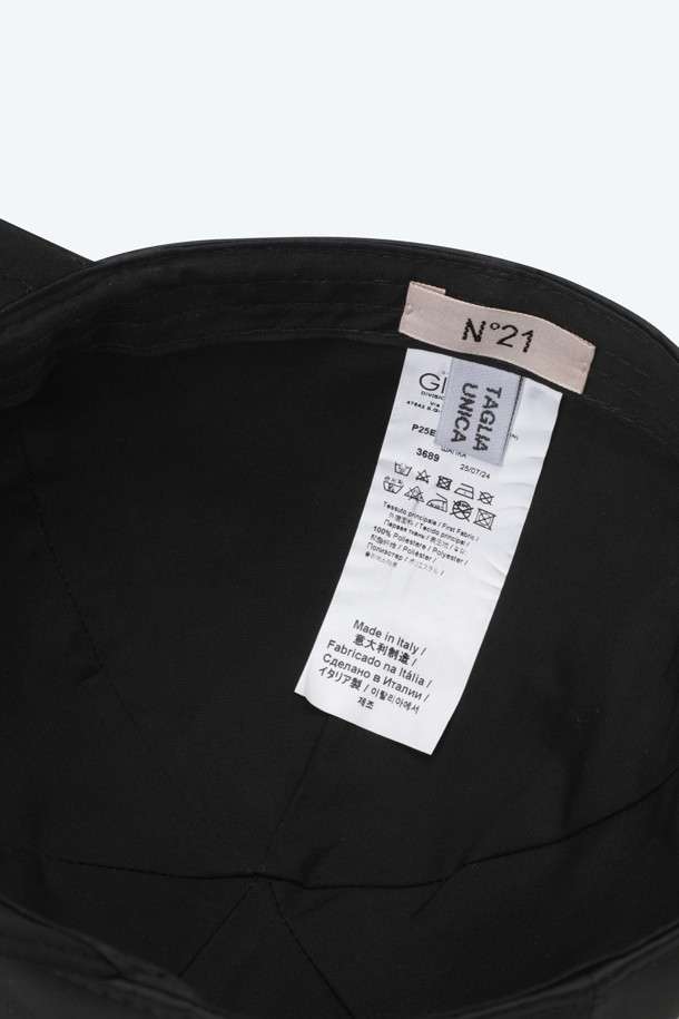 N21 (엔투애니원) 로고 사틴 캡은 부드러운 촉감의 사틴 소재로 제작되어 편안한 착용감을 선사합니다. 챙 넓이가 8cm로 햇빛 가리개 역할을 하며, 일상에서 캐주얼, 미니멀, 스포티한 스타일을 연출하기 좋습니다. 핑크, 스카이블루, 블랙 세 가지 색상으로 출시되어 취향에 맞게 선택할 수 있으며, N21 로고 엠보싱 장식이 디자인의 포인트입니다. 봄, 여름, 가을 계절에 산책룩, 동네 마실룩, 여행룩 등 다양한 TPO에 활용하기 좋은 아이템입니다. 공용으로 착용 가능합니다.
