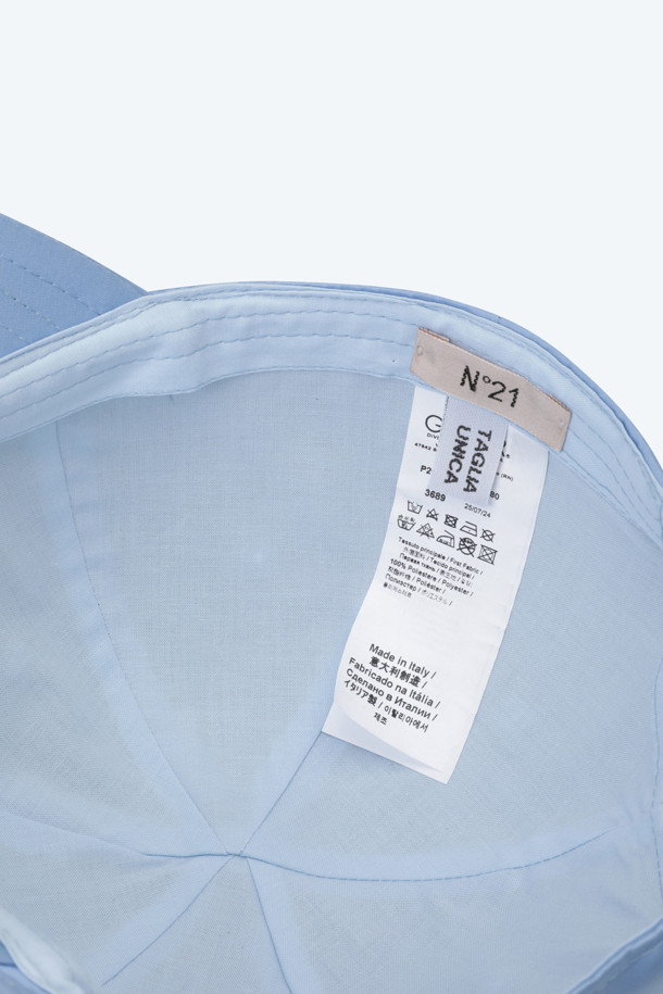 N21(엔투애니원) 로고 사틴 캡입니다. 부드러운 촉감의 사틴 소재로 제작되었으며, 일상에서 캐주얼, 미니멀, 걸리시 스타일을 연출하기 좋습니다. 핑크, 스카이블루, 블랙 세 가지 색상으로 출시되어 취향에 맞게 선택할 수 있습니다. 엠보싱 디자인의 로고가 돋보이며, 챙 넓이는 8cm, 머리둘레는 56cm입니다. 동네 마실룩, 산책룩, 여행룩 등 다양한 TPO에 활용해보세요.
