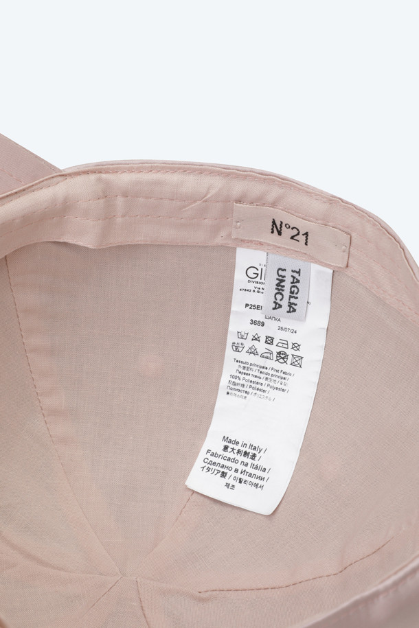 N21(엔투애니원) 로고 사틴 캡은 부드러운 촉감의 사틴 소재로 제작된 캡모자입니다. 핑크, 스카이블루, 블랙 세 가지 색상으로 출시되어 취향에 맞게 선택할 수 있습니다. 챙 넓이는 8cm이며, 엠보싱 디자인의 로고가 특징입니다. 캐주얼, 미니멀, 스포티한 스타일을 연출하기 좋으며, 동네 마실, 산책, 여행 등 다양한 일상에 활용하기 좋습니다. 머리둘레는 56cm입니다.
