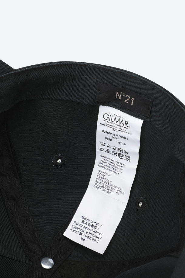 N21(엔투애니원) 로고 캡은 산책룩, 여행룩에 잘 어울리는 모자입니다. 핑크, 스카이블루, 블랙 세 가지 색상으로 출시되어 캐주얼, 미니멀, 스트리트 스타일을 연출하기 좋습니다. 면 소재로 제작되어 봄, 여름, 가을 계절에 착용하기 적합하며, 챙 넓이는 8cm입니다. N21(엔투애니원) 로고가 엠보싱 처리되어 디자인 포인트를 더한 캡입니다.
