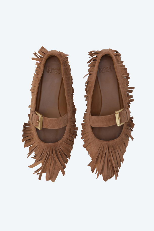 세련된 무드를 연출하는 프린지 스웨이드 플랫입니다. 부드러운 스웨이드 소재와 고급스러운 염소가죽으로 제작되어 편안한 착용감을 선사합니다. 1cm 플랫 굽에 라운드 토 디자인으로 발이 편안하며, 은은하게 포인트가 되는 골드 버클과 프린지 디테일이 돋보입니다.  데이트룩, 쇼핑룩, 카페룩 등 다양한 TPO에 클래식, 미니멀, 캐주얼 스타일로 매치하여 멋스러운 연출이 가능합니다. 봄, 여름, 가을 시즌에 활용하기 좋은 데일리 플랫슈즈입니다.
