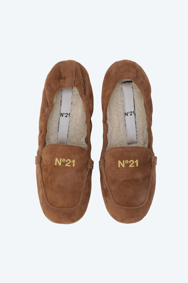 부드러운 스웨이드 소재와 염소가죽으로 제작되어 편안한 착용감을 선사하는 탄(Tan) 컬러의 여성용 플랫슈즈입니다. 1cm 굽 높이의 플랫 디자인과 라운드 토우가 발을 더욱 여성스럽게 연출하며, 안감은 시어링으로 마감하여 포근함을 더했습니다. 슬립온 스타일로 편하게 신고 벗을 수 있으며, 로우컷 탑라인이 발목을 드러내 다리가 길어 보이는 효과를 줍니다. 클래식, 미니멀, 캐주얼 스타일 모두 소화 가능하며, 골드 로고 장식이 고급스러움을 더해 데이트룩, 동네 마실룩, 카페룩 등 다양한 TPO에 활용할 수 있습니다. 봄, 가을 계절에 잘 어울리는 무지 디자인의 플랫슈즈입니다.
