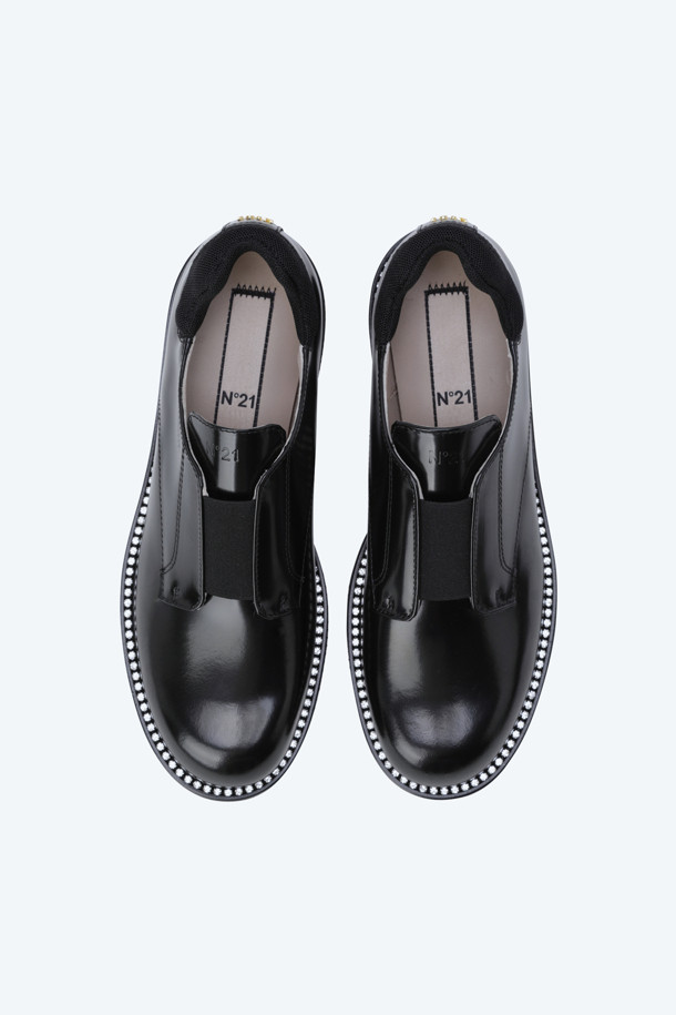 세련된 여성의 발걸음을 완성할 레더 더비입니다. 송아지가죽 소재에 3.5cm 로우힐 굽으로 제작되어 편안하면서도 안정적인 착용감을 선사합니다. 라운드 앞코 디자인과 무지 패턴, 블랙 컬러가 어우러져 클래식, 미니멀, 시크한 스타일을 연출합니다. 출근룩, 오피스룩, 모임룩 등 다양한 TPO에 활용 가능하며, 유광 처리와 주얼 장식이 은은한 포인트를 더해줍니다. 봄, 가을, 겨울 시즌에 폭넓게 활용할 수 있는 필수 아이템입니다.
