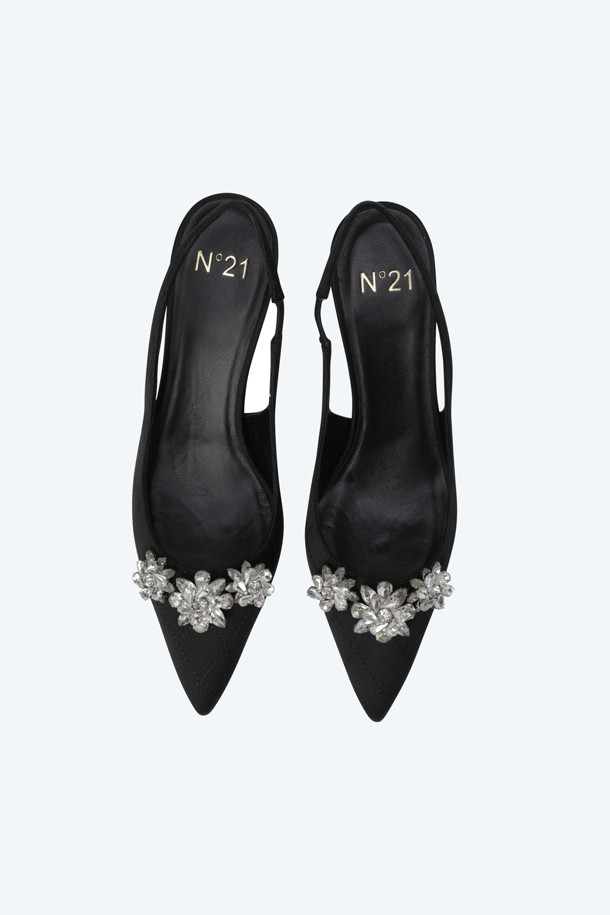 세련된 무드의 여성용 새틴 주얼 슬리퍼입니다. 뾰족코 디자인과 키튼힐 굽으로 다리 라인을 더욱 아름답게 연출해주며, 블랙 색상으로 어떤 스타일에도 잘 어울립니다. 부드러운 새틴 소재에 오픈형 슬링백 스타일로 편안한 착용감을 선사합니다. 비즈 장식과 주얼 장식이 더해져 로맨틱하고 클래식한 분위기를 자아내 데이트룩, 모임룩, 파티룩에 포인트 아이템으로 활용하기 좋습니다.
