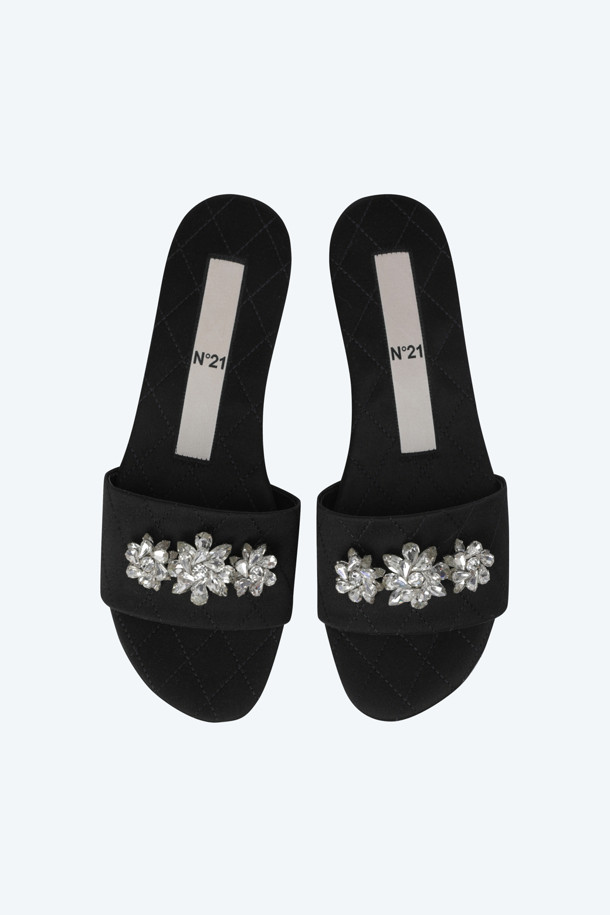 시크한 매력을 더하는 새틴 소재의 블랙 슬링백입니다. 부드러운 새틴 소재가 고급스러운 분위기를 연출하며, 발등을 감싸는 슬링백 디자인으로 편안한 착용감을 선사합니다. 로맨틱, 클래식, 미니멀 스타일 모두 소화 가능하며, 데이트룩, 모임룩, 파티룩 등 다양한 TPO에 활용할 수 있습니다. 섬세한 주얼 장식이 더해져 은은한 포인트를 더합니다. 일상 속 특별함을 더해줄 아이템입니다.
