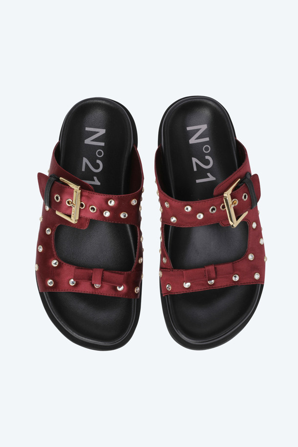 세련된 무드의 여성용 새틴 슬라이더입니다. 1cm 굽 높이의 플랫 디자인으로 편안한 착용감을 선사하며, 봄, 여름 계절에 어울립니다. 핫픽스 장식으로 포인트를 더해 데이트룩, 휴가룩, 리조트룩 등 다양한 TPO에 활용하기 좋습니다. 미니멀, 로맨틱, 리조트 스타일을 즐기는 분들께 추천합니다. 붉은색 컬러의 새틴 소재로 제작되어 고급스러운 느낌을 줍니다.
