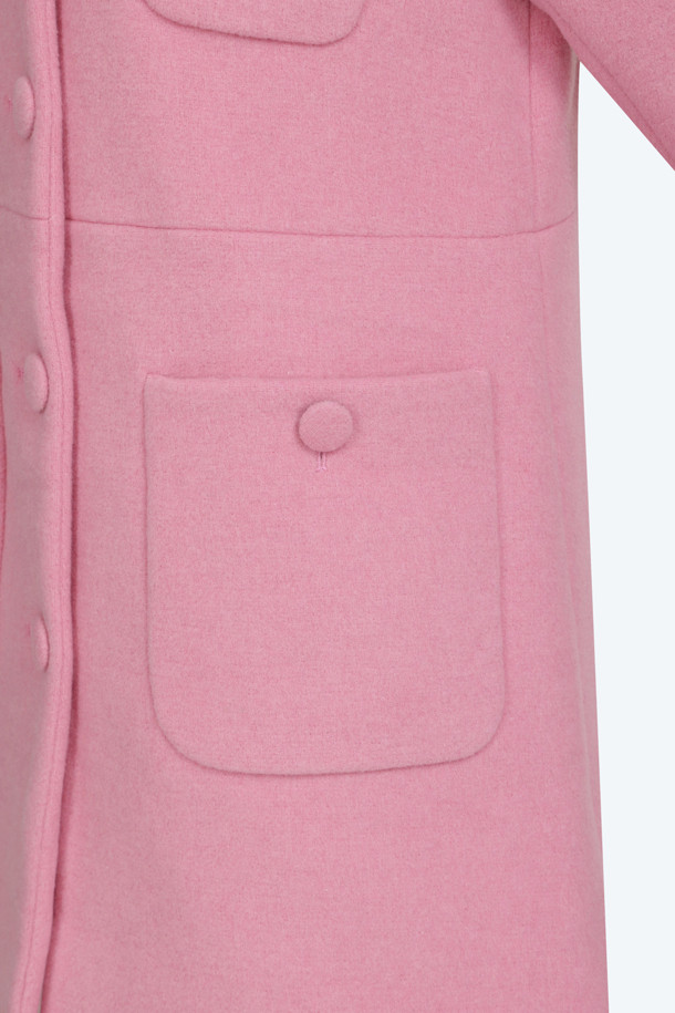 세련된 스타일을 완성하는 여성용 우븐 울 코트입니다. 가을, 겨울 시즌을 위한 두꺼운 울 소재로 제작되어 따뜻함을 선사하며, 블랙, 핑크 두 가지 컬러로 만나볼 수 있습니다. 라운드 칼라와 숏 기장, 버튼 여밈 방식, 레귤러핏 디자인으로 모던하면서도 클래식한 무드를 연출합니다. 데이트룩, 오피스룩, 겨울 데일리룩 등 다양한 TPO에 활용 가능하며, 미니멀하면서도 클래식한 스타일을 선호하는 분들께 추천합니다.
