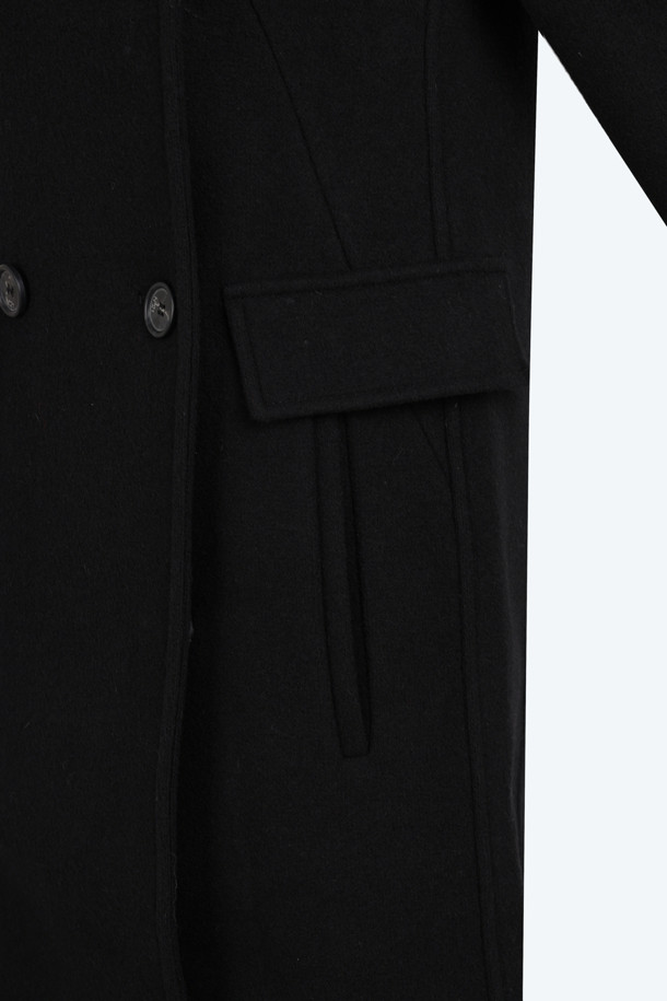 세련된 분위기를 연출하는 우븐 롱 코트입니다. 블랙 컬러의 울 소재로 제작되어 가을, 겨울 시즌 따뜻하게 착용할 수 있습니다. 클래식하고 미니멀한 스타일로 오피스룩, 겨울 데일리룩, 모임룩 등 다양한 TPO에 활용하기 좋습니다. 차이나칼라 디테일과 더블 버튼 여밈으로 세련된 디자인을 더했으며, 레귤러핏으로 편안하게 착용 가능합니다. 긴 소매의 맥시 기장으로 시크한 매력을 뽐내보세요.
