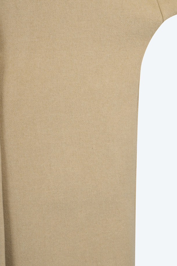 세련된 겨울 스타일을 완성하는 머플러 롱 코트입니다. 여성스러운 미니멀 무드를 연출하며, 가을과 겨울 시즌에 따뜻함과 스타일을 동시에 선사합니다. 탈부착 가능한 머플러가 있어 다양한 스타일링이 가능하며, 블랙과 베이지 두 가지 색상으로 만나볼 수 있습니다. 레귤러핏으로 편안하게 착용 가능하며, 롱 코트 디자인이 엘레강스한 분위기를 더합니다. 겨울 데일리룩, 오피스룩, 모임룩 등 다양한 TPO에 맞춰 클래식하고 시크한 스타일을 연출해보세요.
