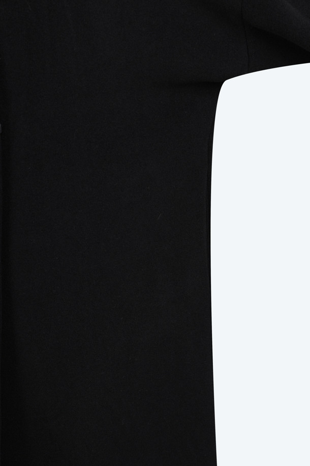 가을, 겨울 시즌을 위한 여성용 머플러 롱 코트입니다. 블랙과 베이지 두 가지 색상으로 출시되어, 어떤 스타일에도 쉽게 매치할 수 있습니다. 탈부착 가능한 머플러가 있어 클래식하고 엘레강스한 분위기를 연출하며, 필요에 따라 다양한 스타일로 활용 가능합니다. 롱 기장의 레귤러핏으로 제작되어 편안하면서도 시크한 매력을 더합니다. 겨울 데일리룩, 모임룩, 오피스룩 등 TPO에 구애받지 않고 폭넓게 활용할 수 있는 머플러 롱 코트입니다.
