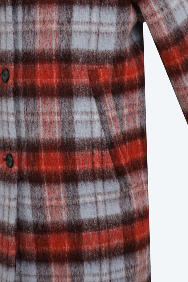 따뜻함과 스타일을 동시에 잡는 체크 우븐 코트입니다. 울 소재로 제작되어 두꺼운 두께감과 뛰어난 보온성을 자랑하며, 넉넉한 롱 기장과 레귤러핏으로 편안한 착용감을 선사합니다. 후드 디자인과 톤온톤 체크 패턴이 캐주얼한 무드를 더하며, 버튼 여밈 방식으로 간편하게 스타일링할 수 있습니다. 겨울 데일리룩, 산책룩, 여행룩 등 다양한 TPO에 활용 가능하며, 캐주얼, 클래식, 미니멀 스타일을 즐기는 분들께 추천합니다. 레드, 민트, 오렌지, 그레이 네 가지 다채로운 컬러 옵션으로 만나보세요.
