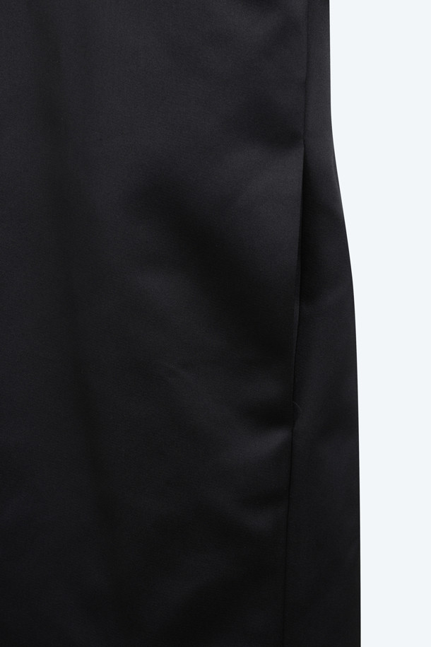 부드러운 촉감의 블랙 새틴 소재로 제작된 오버핏 오버 코트입니다. 미니멀하고 베이직한 디자인으로, 가을과 겨울철 데일리룩과 오피스룩에 모두 잘 어울립니다. 중간 두께감과 긴 소매 기장으로 보온성을 높였으며, 히든 버튼 여밈 방식이 깔끔한 실루엣을 연출합니다. 오버사이즈 핏으로 편안하면서도 세련된 스타일을 완성합니다. 클래식한 무드를 더해주는 필수 아이템입니다.
