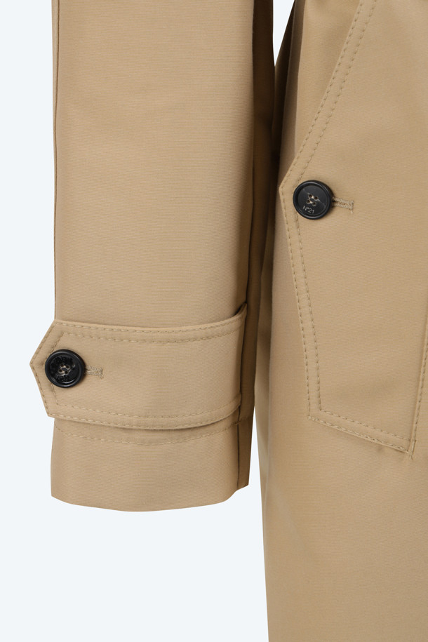 카멜 컬러와 베이지 컬러로 출시된 카멜 레인 코트는 봄, 가을에 어울리는 롱 기장의 트렌치코트 스타일 레인 코트입니다. 면과 나일론 혼방 소재로 제작되어 가볍고 편안한 착용감을 선사하며, 레귤러 핏으로 다양한 스타일의 옷 위에 걸쳐 입기 좋습니다. 싱글 버튼 여밈과 벨트 디테일이 클래식하고 미니멀한 무드를 더하며, 포켓이 있어 실용성을 높였습니다. 출근룩, 비즈니스 캐주얼, 데이트룩 등 다양한 TPO에 활용 가능하여 활용도가 높습니다.
