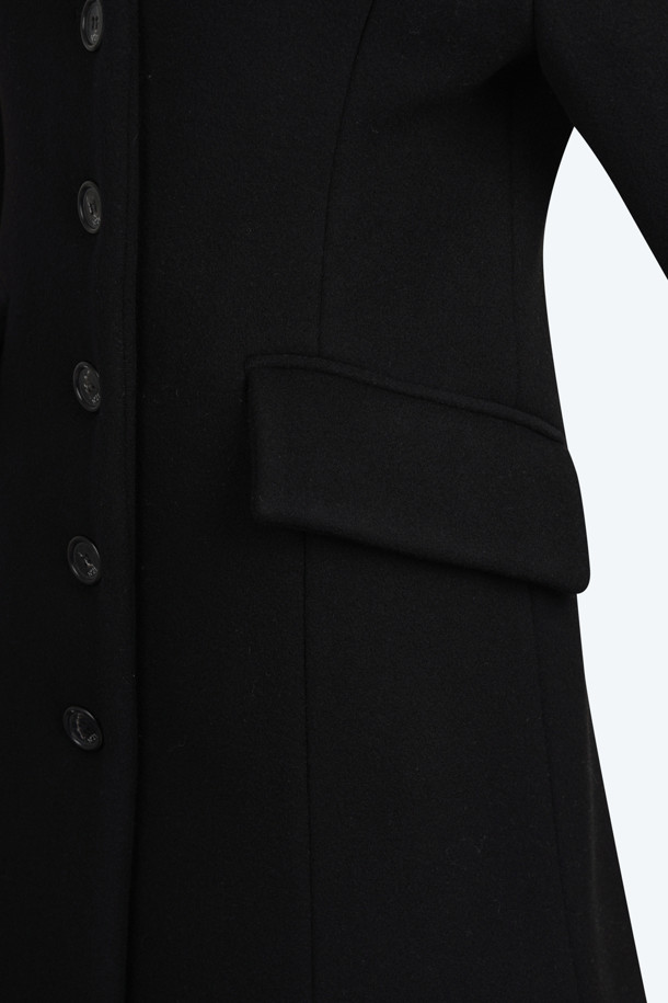 세련된 블랙 컬러의 머메이드 롱코트입니다. 울 소재로 제작되어 부드러운 촉감과 뛰어난 보온성을 자랑하며, 가을/겨울 시즌 포멀룩과 오피스룩에 적합합니다. 싱글 버튼 여밈 디자인과 롱 기장, 머메이드 핏으로 클래식하면서도 페미닌한 무드를 연출합니다. 출근룩, 모임룩 등 다양한 TPO에 시크하고 미니멀한 스타일을 더해보세요.
