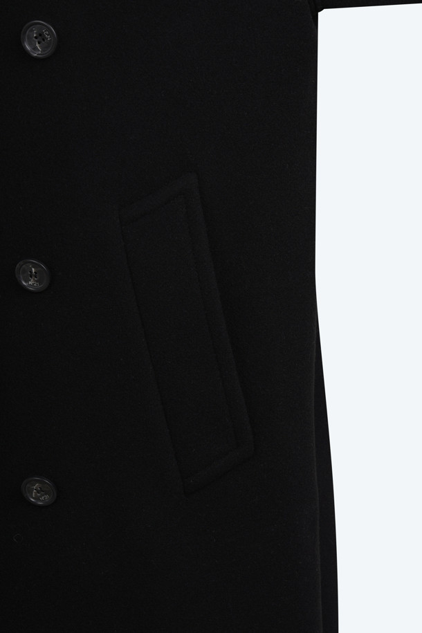 세련된 겨울 스타일을 완성하는 더블 울 롱 코트입니다. 블랙과 옐로우 두 가지 컬러로 출시되어, 미니멀하고 베이직한 스타일을 선호하는 분들께 적합합니다. 울 소재 특유의 고급스러운 분위기와 두꺼운 두께감으로 따뜻함을 제공하며, 롱 기장과 더블 버튼 여밈으로 클래식하고 시크한 멋을 더했습니다. 출근룩, 오피스룩, 모임룩 등 다양한 TPO에 활용 가능하며, 베이직한 디자인으로 어떤 스타일에도 쉽게 매치할 수 있습니다.
