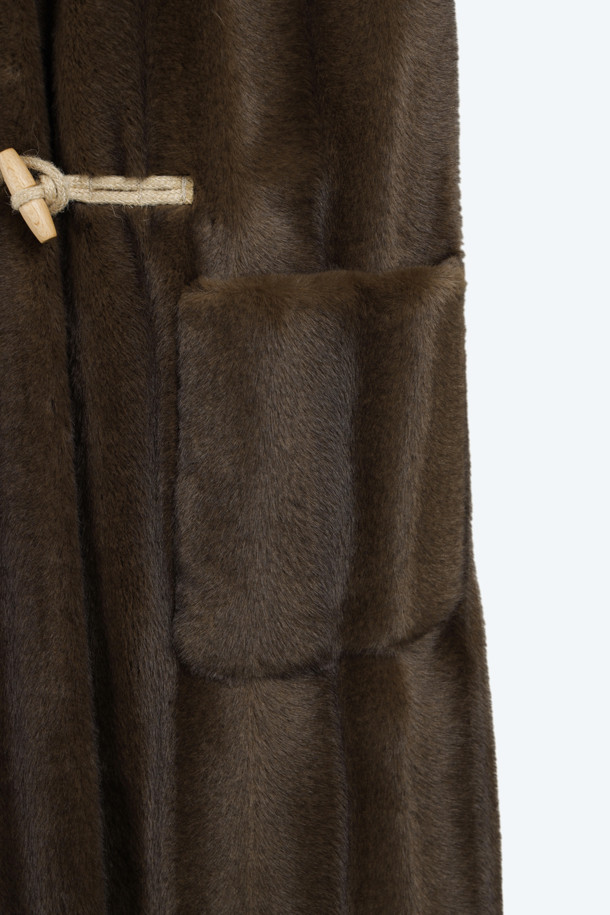 부드러운 인조 퍼 소재로 포근함을 더한 에코 퍼 더플 코트입니다. 클래식한 무드의 브라운 컬러에 롱 기장과 루즈핏으로 편안한 착용감을 선사합니다. 겨울철 보온성을 높여주는 두꺼운 두께감과 토글 버튼 디테일이 돋보이며, 긴 소매 디자인으로 따뜻하게 연출할 수 있습니다. 출근룩과 모임룩, 클래식, 미니멀, 캐주얼 등 다양한 스타일과 TPO에 활용 가능합니다.
