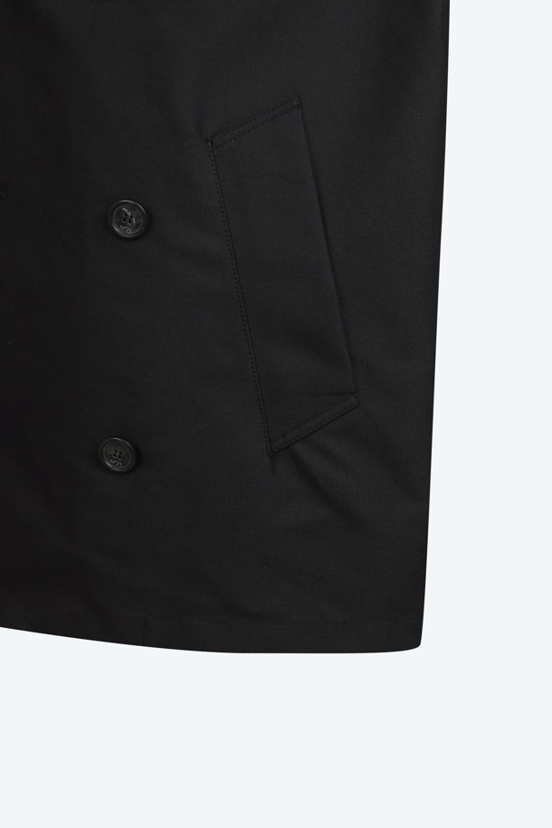 **코튼 피코트**

간절기에 적합한 코튼 소재의 피코트입니다. 블랙 컬러의 무지 디자인으로, 클래식하고 미니멀한 스타일을 연출합니다. 더블 버튼 여밈 방식과 레귤러 핏으로, 출근룩과 모임룩 모두에 활용 가능합니다. 와이드 칼라와 심플한 실루엣이 특징이며, 반소매 기장으로 세련된 느낌을 줍니다. 면과 폴리에스테르 혼방 소재로 제작되어 편안한 착용감을 선사합니다.
