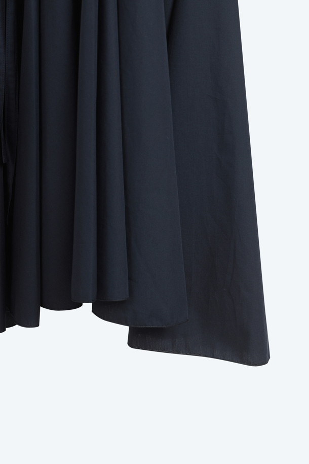 네이비 컬러의 우븐 드레스입니다. 셔츠 칼라와 긴소매, 셔츠 스타일 디테일이 돋보이는 디자인으로 클래식하고 세련된 무드를 연출합니다. A라인 실루엣과 맥시 기장으로 우아함을 더하며, 레귤러핏으로 편안하게 착용 가능합니다. 오피스룩, 모임룩, 데이트룩 등 다양한 TPO에 활용할 수 있으며, 미니멀하고 시크한 스타일을 선호하는 여성분들께 추천합니다.
