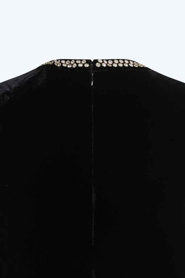 세련된 무드의 벨벳 미니 드레스입니다. 블랙 컬러의 부드러운 벨벳 소재로 제작되어 고급스러운 분위기를 자아냅니다. 라운드넥과 민소매 디자인으로 여성스러운 실루엣을 강조하며, 넥 라인의 핫픽스 디테일이 은은한 포인트를 더합니다. 슬림핏으로 날씬해 보이는 효과를 주며, 가을, 겨울 시즌 파티룩이나 연말 모임룩, 데이트룩으로 활용하기 좋습니다. 클래식, 미니멀, 시크 스타일을 선호하는 여성분들께 추천합니다.
