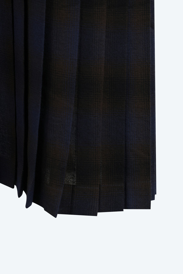 네이비와 블랙 컬러로 구성된 비스코스 소재의 체크 드레스입니다. 봄, 가을에 어울리는 얇은 두께감과 부드러운 촉감이 특징이며, 루즈핏에 플리츠 치마로 편안하면서도 여성스러운 실루엣을 연출합니다. 브이넥 라인과 긴소매, 블라우스 스타일 디자인으로 클래식하고 미니멀한 무드를 더했습니다. 데이트룩, 모임룩, 카페룩 등 다양한 TPO에 맞춰 활용할 수 있으며, 체크 패턴이 세련된 포인트를 더해줍니다.
