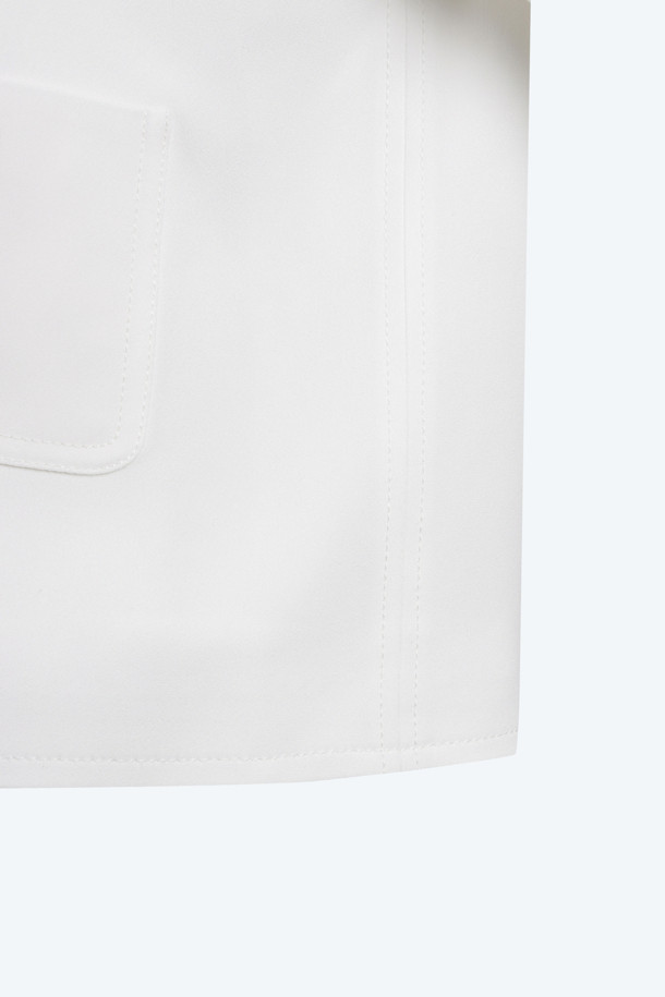 아이보리 컬러의 우븐 쁘띠 재킷입니다. 부드러운 비스코스 소재로 제작되어 얇고 찰랑거리는 착용감을 선사합니다. 레귤러핏으로 제작되었으며, 숏 기장에 버튼 여밈 방식으로 디자인되었습니다. 우아하고 미니멀한 스타일로 데이트룩, 카페룩, 모임룩 등 다양한 TPO에 활용하기 좋습니다. 클래식하고 미니멀한 스타일을 연출하기에 적합합니다.
