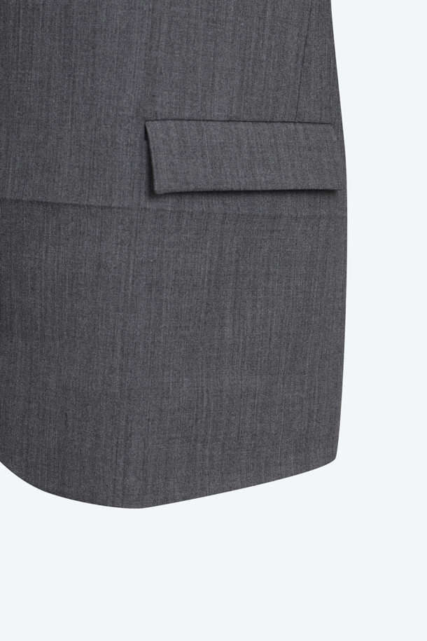 **우븐 오픈 재킷**은 여성 의류로, 차분한 **블랙**과 **그레이** 컬러의 **미니멀**한 디자인이 돋보이는 **우븐 오픈 자켓**입니다. **봄**과 **가을**에 적합하며, **울** 소재 특유의 고급스러운 분위기를 자아냅니다. **레귤러핏**의 **긴소매** 디자인으로, **스트라이프** 패턴이 은은하게 포인트가 되어 **클래식**하면서도 세련된 스타일을 연출합니다. **오픈** 형태로 제작되어 **출근룩**, **오피스룩**, **모임룩** 등 다양한 TPO에 활용 가능합니다.
