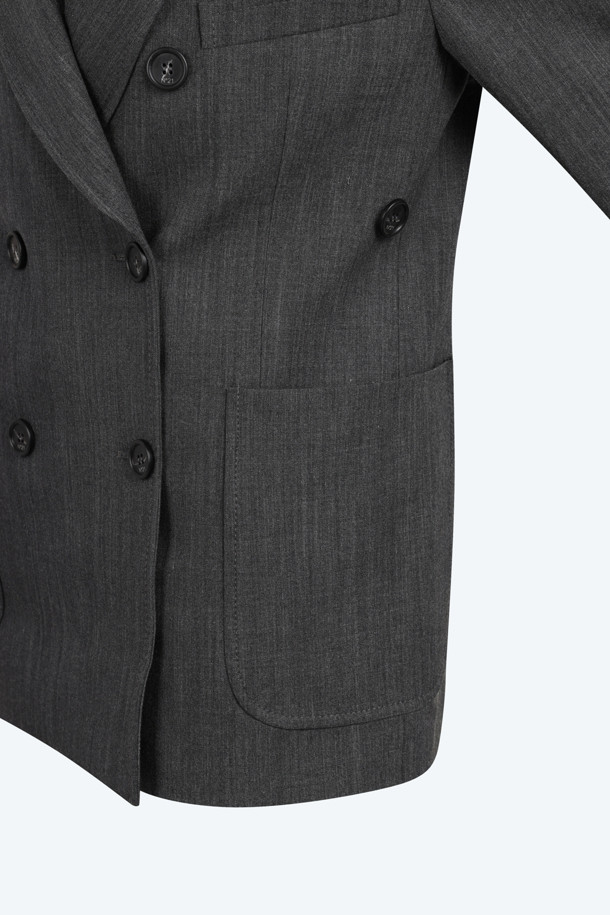 클래식한 무드의 우븐 더블 재킷입니다. 울 소재로 제작되어 고급스러운 느낌을 선사하며, 봄, 가을 시즌에 착용하기 좋습니다. 블랙과 그레이 두 가지 색상으로 출시되어, 오피스룩, 출근룩, 모임룩 등 다양한 TPO에 활용하기 좋습니다. 레귤러핏으로 편안하게 착용 가능하며, 미니멀하고 시크한 스타일을 연출하기에 적합합니다. 긴소매의 더블 버튼 디자인으로 세련된 느낌을 더했습니다.
