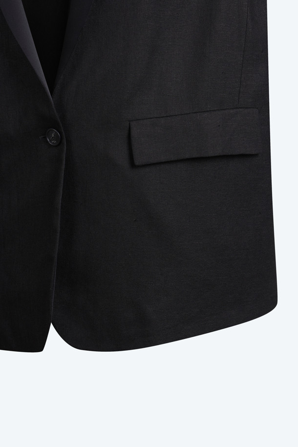 린넨 블랙 재킷은 봄, 여름 시즌에 어울리는 아우터입니다. 미니멀하고 베이직한 스타일의 무지 디자인으로, 데이트룩, 카페룩, 출근룩 등 다양한 TPO에 활용하기 좋습니다. 얇은 두께감의 린넨 소재와 오버핏 실루엣, 좁은 칼라와 싱글 버튼 여밈 방식의 블레이저 스타일로 시크한 매력을 더합니다. 긴 소매 기장의 레귤러 기장으로, 클래식하고 미니멀한 스타일을 연출할 수 있습니다.
