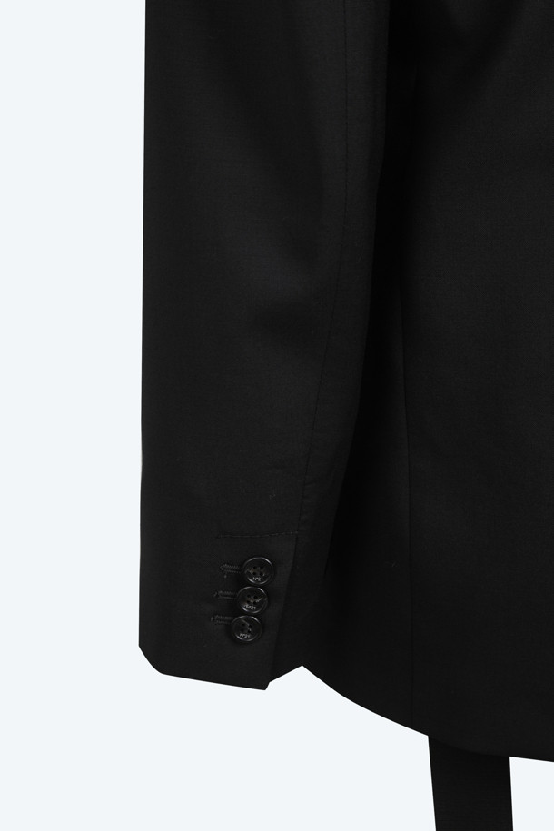 세련된 여성의 겨울 스타일을 완성하는 더블 버튼 재킷입니다. 블랙과 그레이 두 가지 컬러로 출시되어, 어떤 룩에도 시크하게 매치할 수 있습니다. 클래식하고 미니멀한 디자인에 레귤러 핏으로, 오피스룩, 출근룩, 겨울 데일리룩 등 다양한 TPO에 활용하기 좋습니다. 버진울 100% 소재로 제작되어 보온성이 뛰어나며, 두꺼운 두께감으로 겨울 추위에도 끄떡없습니다. 긴 소매와 더블 버튼 여밈, 무지 디자인이 특징인 자켓으로, 당신의 겨울 스타일을 더욱 돋보이게 해줄 것입니다.
