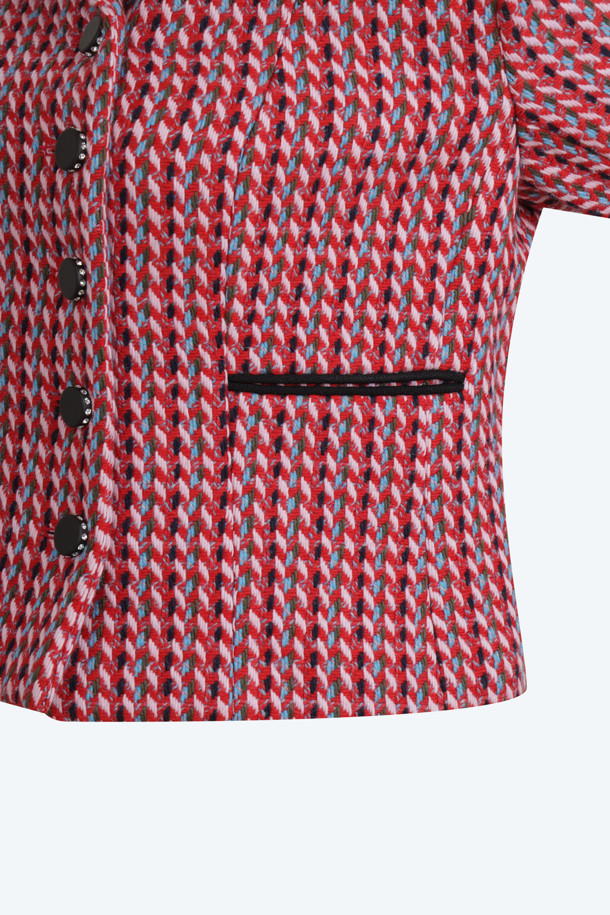 레드 체크 재킷은 울 소재로 제작되어 간절기에 착용하기 좋은 아우터입니다. 클래식, 캐주얼, 포멀한 스타일을 모두 아우르는 디자인으로, 데이트룩, 모임룩, 비즈니스 캐주얼에 활용하기 좋습니다. 크롭 기장에 긴 소매, 블랙 카라 디테일이 돋보이며, 체크 패턴이 경쾌한 느낌을 더합니다. 버튼 여밈 방식으로 편안하게 착용할 수 있으며, 미니멀하면서도 세련된 스타일을 연출합니다.
