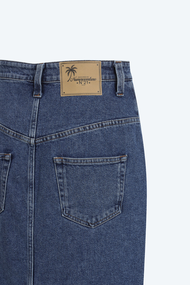 캐주얼한 데님 롱 스커트입니다. H라인 핏으로 떨어지는 블루 컬러의 스커트는 봄, 가을에 적합하며, 데이트룩, 쇼핑룩 등 다양한 TPO에 활용하기 좋습니다. 뻣뻣한 촉감의 두꺼운 데님 소재로 제작되었으며, 미니멀, 클래식 스타일을 연출하기에 좋습니다. 로고 패치 디테일이 돋보이는 디자인으로, 일상 속에서 개성을 드러낼 수 있습니다.
