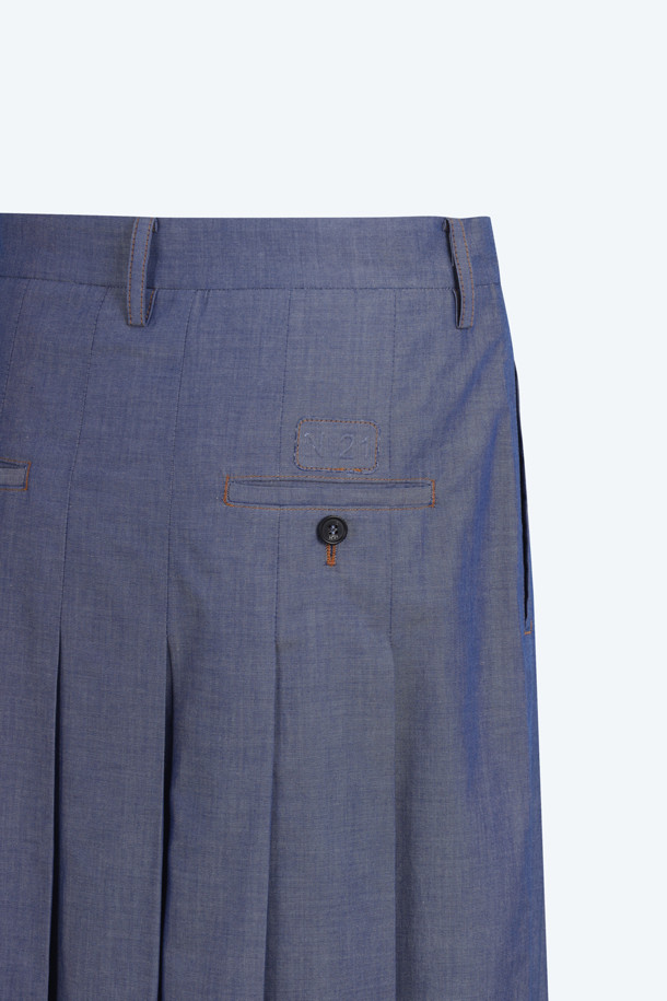 **샴브레이 맥시 스커트**

부드러운 샴브레이 소재로 제작되어 내추럴한 촉감이 돋보이는 여성용 맥시 스커트입니다. 발목까지 흐르는 기장과 플리츠 디자인이 우아한 분위기를 자아냅니다. 봄, 여름 시즌에 데이트룩, 카페룩, 여행룩 등 다양한 TPO에 활용하기 좋습니다. 클래식, 미니멀, 리조트 스타일을 즐기는 분들께 추천합니다. 무지 패턴으로 어떤 상의와도 쉽게 매치할 수 있습니다.
