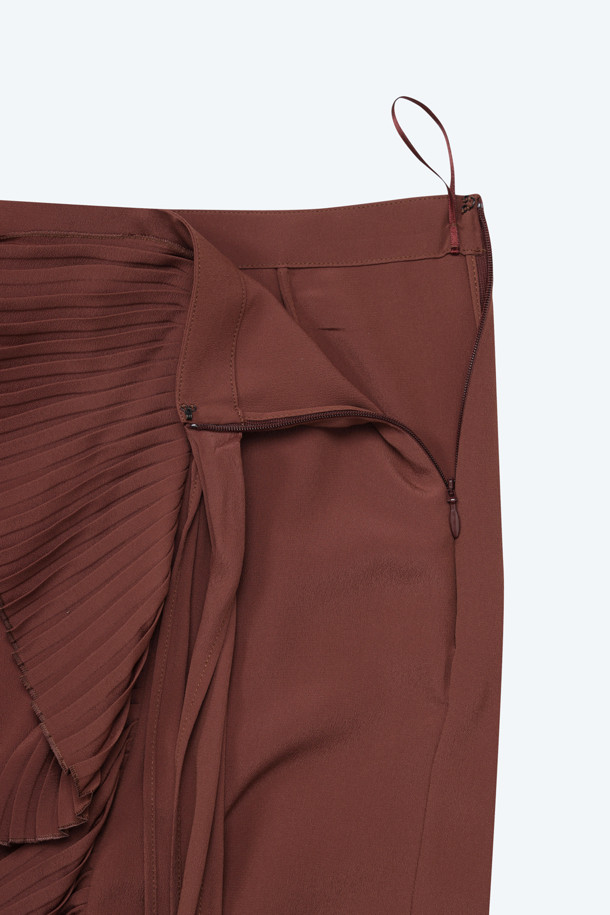 우아하고 여성스러운 실루엣을 연출하는 실크 프릴 스커트입니다. 부드러운 촉감의 실크 소재로 제작되어 편안한 착용감을 선사하며, A라인 핏과 프릴 디테일이 특징입니다. 버건디와 블랙 두 가지 세련된 컬러로 제공되어, 데이트룩, 모임룩, 소개팅룩 등 다양한 TPO에 활용하기 좋습니다. 클래식, 미니멀, 로맨틱 스타일을 즐겨 입는 여성분들께 추천합니다. 사계절 내내 활용 가능한 아이템으로, 엘레강스하고 우아한 무드를 연출해 보세요.
