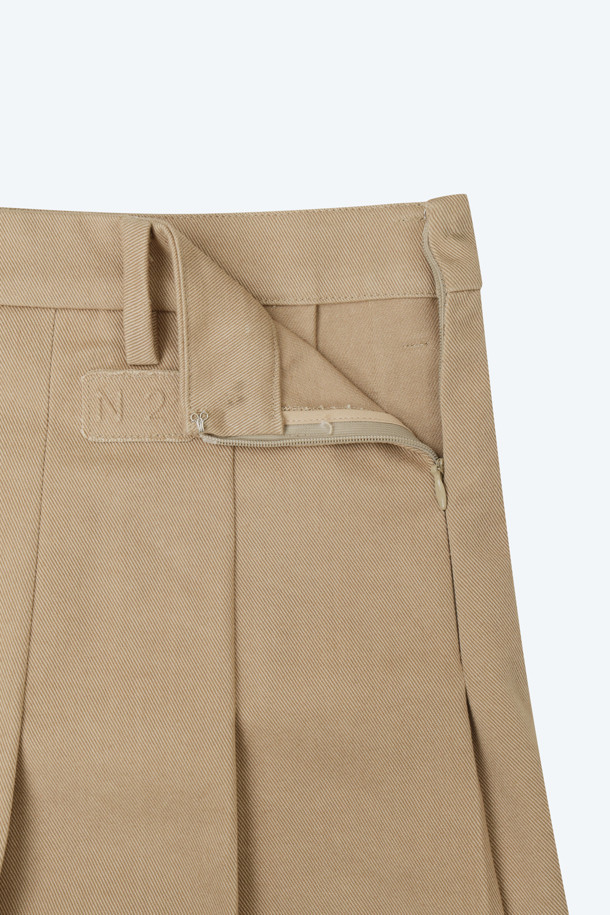 베이직한 무드의 코튼 플리츠 스커트입니다. 봄, 여름, 가을, 세 계절 모두 활용 가능한 적당한 두께감의 면 소재로 제작되어 편안한 착용감을 선사합니다. 클래식하고 미니멀한 스타일을 연출하기 좋으며, 플리츠 디테일이 여성스러운 분위기를 더합니다. 데이트룩이나 카페룩에 매치하여 세련된 스타일을 완성해 보세요. 무지 디자인으로 다양한 상의와 쉽게 코디할 수 있습니다.
