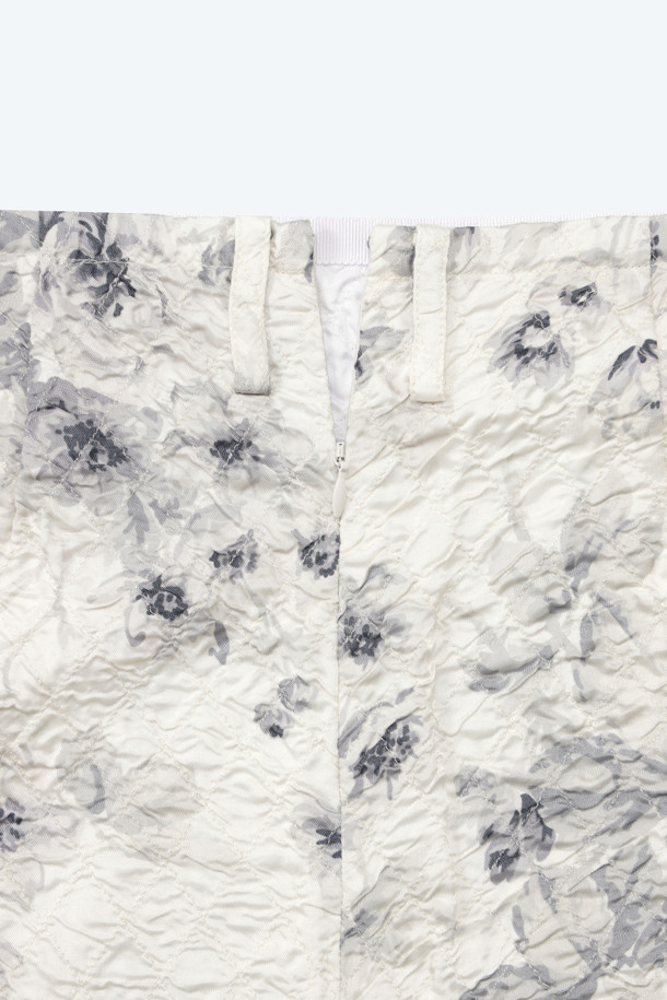 플라워 프린트 미디 스커트는 여성스러운 분위기를 연출하는 미디스커트입니다. 비스코스 소재로 제작되어 부드러운 촉감을 선사하며, 봄과 여름 계절에 적합합니다. 화이트와 그레이 컬러에 플라워 패턴이 더해져 빈티지하면서도 페미닌한 스타일을 강조합니다. H라인의 레귤러핏으로, 데이트룩, 카페룩, 모임룩 등 다양한 TPO에 활용 가능하며, 클래식, 로맨틱, 미니멀 스타일을 즐기는 분들께 추천합니다.
