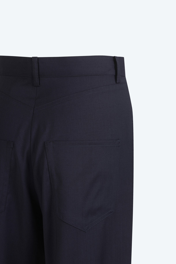 버진울 와이드 팬츠는 가을, 겨울 시즌에 어울리는 여성용 와이드 팬츠입니다. 네이비 컬러의 무지 디자인으로 미니멀하고 시크한 스타일을 연출하며, 데일리, 출근, 오피스룩으로 활용하기 좋습니다. 부드러운 촉감의 버진울 소재로 제작되어 고급스러운 실루엣을 선사하며, 히든 클로저 방식으로 깔끔하게 마감되었습니다. 루즈핏의 긴 기장으로 편안함과 스타일리시함을 동시에 잡았습니다.
