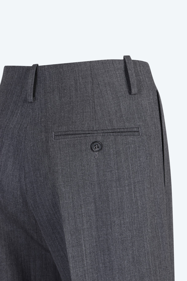 포근한 울 소재로 제작되어 가을, 겨울 시즌에 착용하기 좋은 여성 우븐 와이드 슬랙스입니다. 톤 다운된 그레이 컬러에 무지 패턴으로 미니멀하고 클래식한 스타일을 연출합니다. 넉넉한 와이드 핏에 긴 기장으로 다리 라인을 커버하며 시크한 무드를 더합니다. 오피스룩, 출근룩, 겨울 데일리룩 등 다양한 TPO에 활용할 수 있으며, 히든 클로저 디테일로 깔끔함을 더했습니다.
