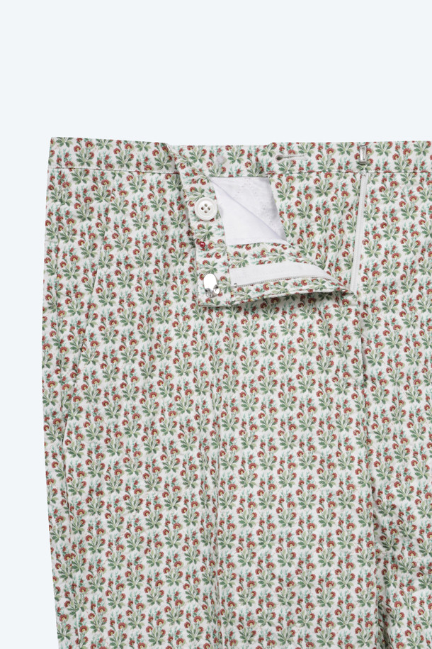 세련된 무드의 크롭 패턴 슬랙스입니다. 비스코스 소재로 제작되어 부드러운 촉감을 선사하며, 플레어 핏으로 다리가 길어 보이는 효과를 줍니다. 일상, 데이트룩, 카페룩, 모임룩 등 다양한 TPO에 활용 가능하며, 클래식, 미니멀, 시크 스타일을 연출하기 좋습니다. 크롭 기장과 패턴 디자인이 트렌디함을 더해줍니다.
