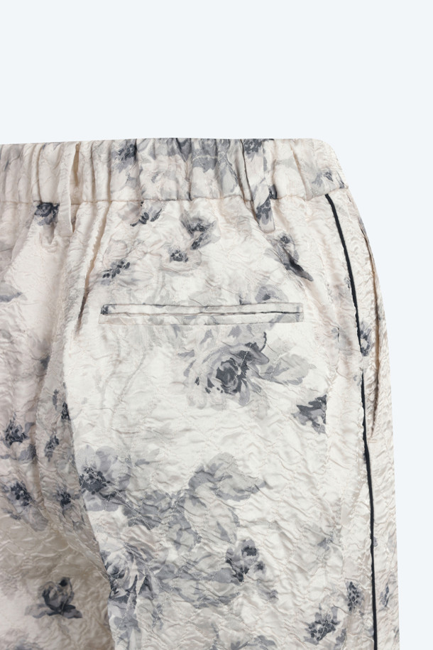 **크롭 플라워 패턴 슬랙스**

산뜻한 플라워 패턴이 돋보이는 여성용 크롭 슬랙스입니다. 비스코스 소재로 제작되어 봄, 여름 시즌에 시원하고 편안하게 착용할 수 있습니다. 플레어 핏으로 다리가 길어 보이는 효과를 주며, 데이트룩, 카페룩, 여행룩 등 다양한 TPO에 활용하기 좋습니다. 로맨틱, 미니멀, 클래식 스타일을 연출할 때 제격입니다.
