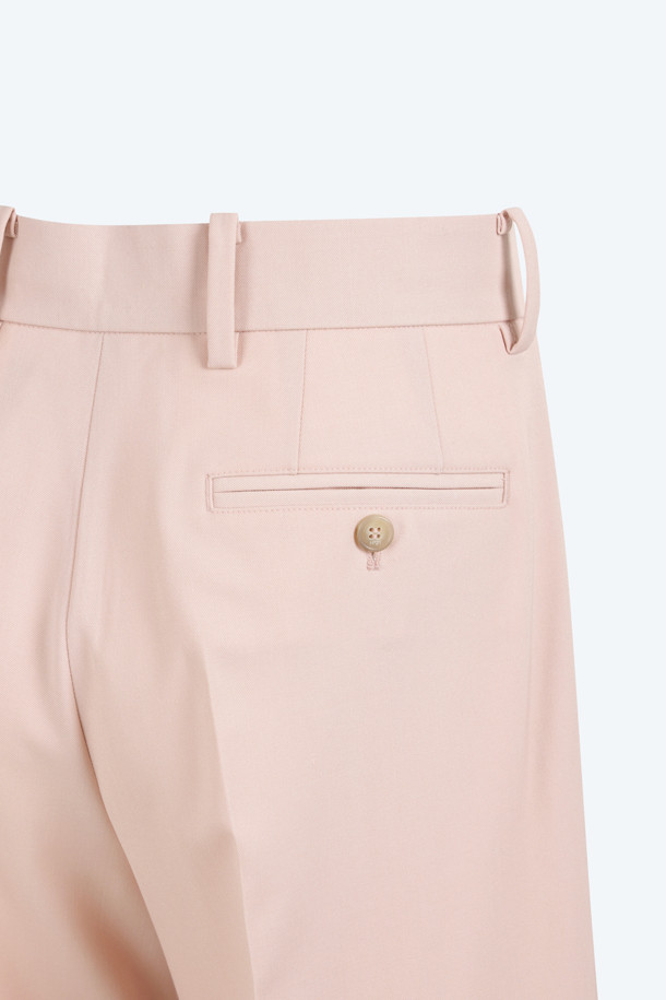 여성스러운 무드를 연출하는 핑크 와이드 슬랙스입니다. 부드러운 촉감과 세련된 와이드핏이 돋보이며, 파우더 핑크 컬러가 은은한 분위기를 더합니다. 일상, 포멀, 캐주얼 등 다양한 TPO에 활용 가능하며, 미니멀, 클래식, 시크 스타일을 즐기는 분들께 추천합니다. 봄, 여름, 가을 시즌에 착용하기 좋은 긴 기장의 슬랙스로, 스타일리시한 실루엣을 완성합니다. 출근룩, 오피스룩, 모임룩에 활용하여 멋스러운 스타일을 연출해보세요.
