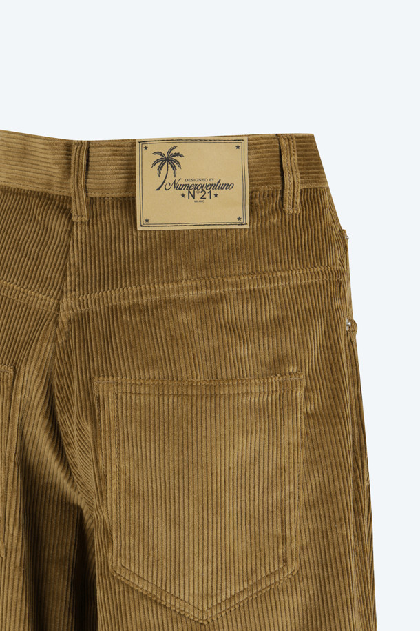 부드러운 촉감의 코듀로이 소재로 제작된 와이드 핏 팬츠입니다. 헤이즐넛과 플럼 두 가지 색상으로 출시되어, 가을, 겨울 시즌에 따뜻하고 포근한 느낌을 선사합니다. 넉넉한 와이드 핏과 탄탄한 원단감으로 편안하면서도 트렌디한 스타일을 연출할 수 있습니다. 출근룩과 모임룩 모두에 활용 가능하며 클래식, 미니멀, 캐주얼 등 다양한 스타일을 소화합니다.

