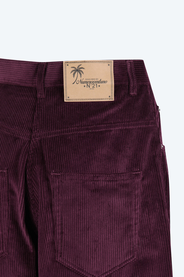 부드러운 촉감과 따뜻한 질감이 특징인 코듀로이 와이드 팬츠입니다. 가을, 겨울에 어울리는 두꺼운 두께감으로, 헤이즐넛과 플럼 두 가지 컬러로 만나보실 수 있습니다. 트렌디한 와이드핏 디자인에 무지 패턴으로 어떤 스타일에도 매치하기 용이합니다. 겨울 데일리룩, 카페룩, 쇼핑룩 등 다양한 TPO에 활용 가능하며, 클래식, 미니멀, 캐주얼 무드를 연출하기 좋습니다. 탄탄한 원단감으로 오랫동안 변함없이 즐겨 입을 수 있습니다.
